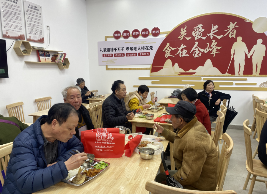 暖心又暖胃！金峰這家食堂讓老人吃出幸福味~