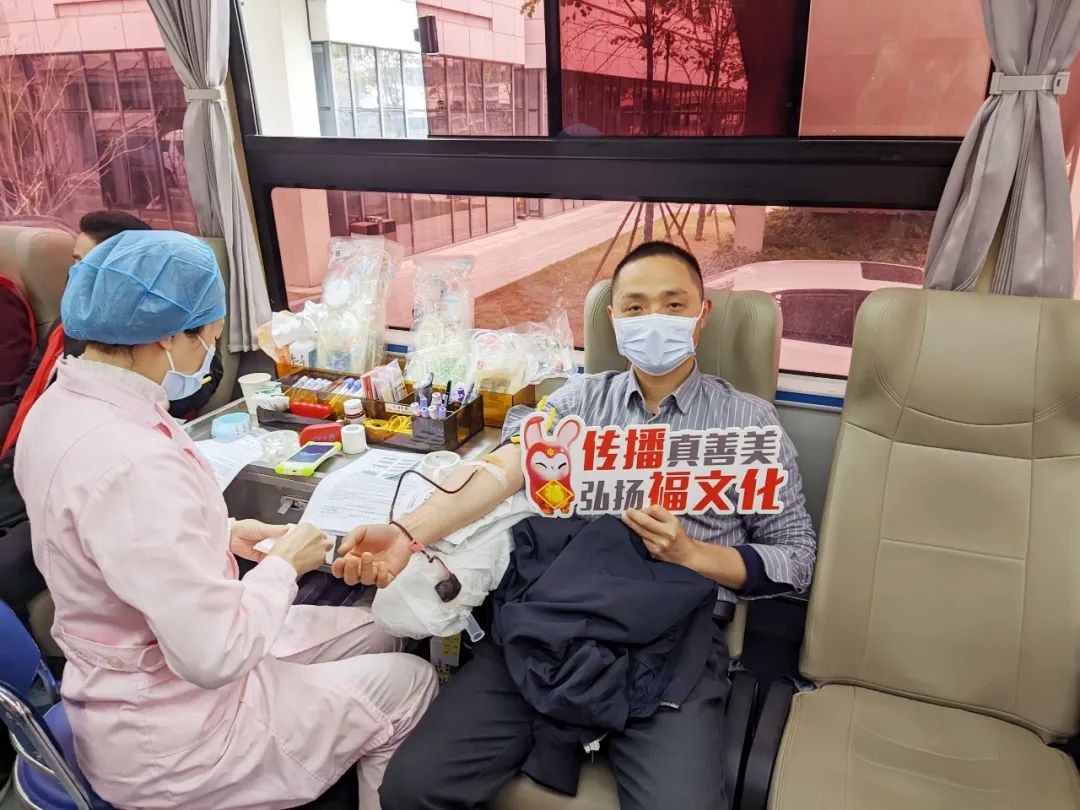 我為黨旗添光彩 無償獻血顯溫情