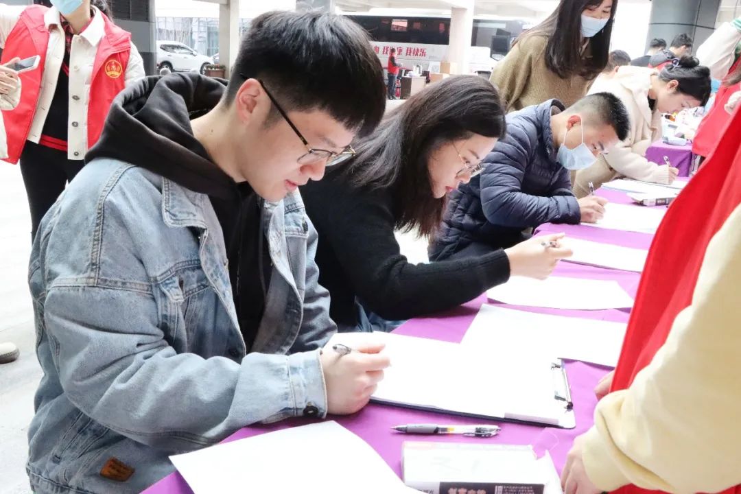 我為黨旗添光彩 無償獻血顯溫情