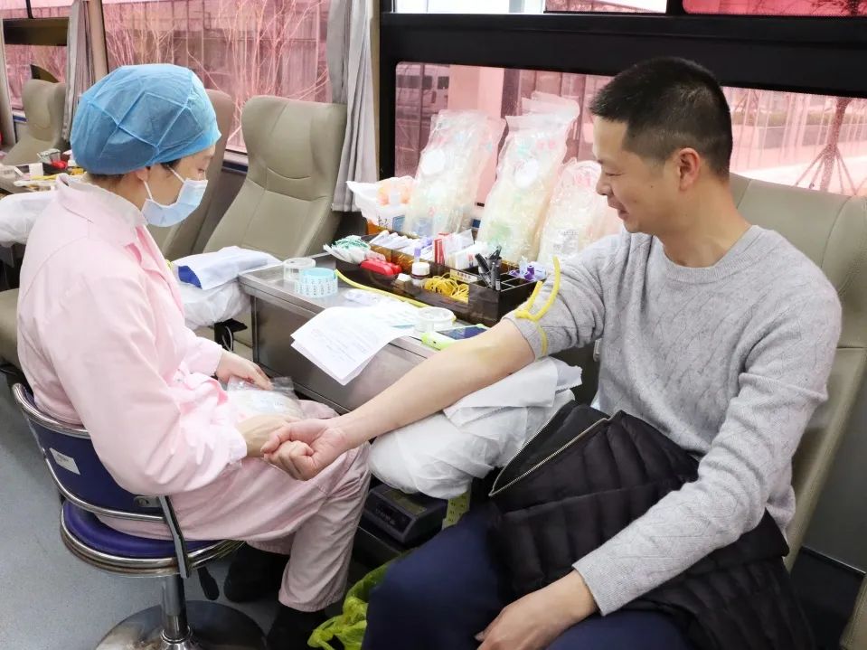 我為黨旗添光彩 無償獻血顯溫情