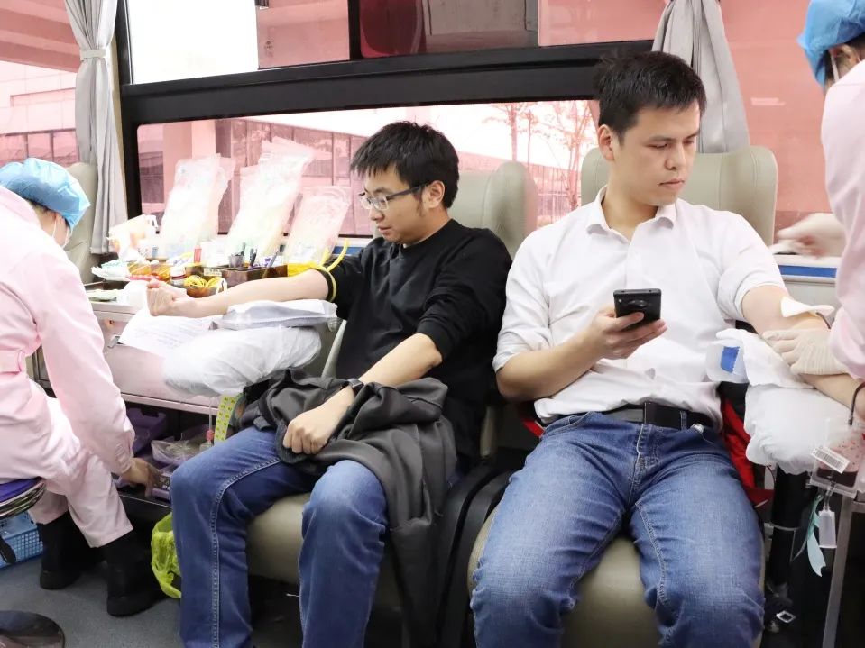 我為黨旗添光彩 無償獻血顯溫情