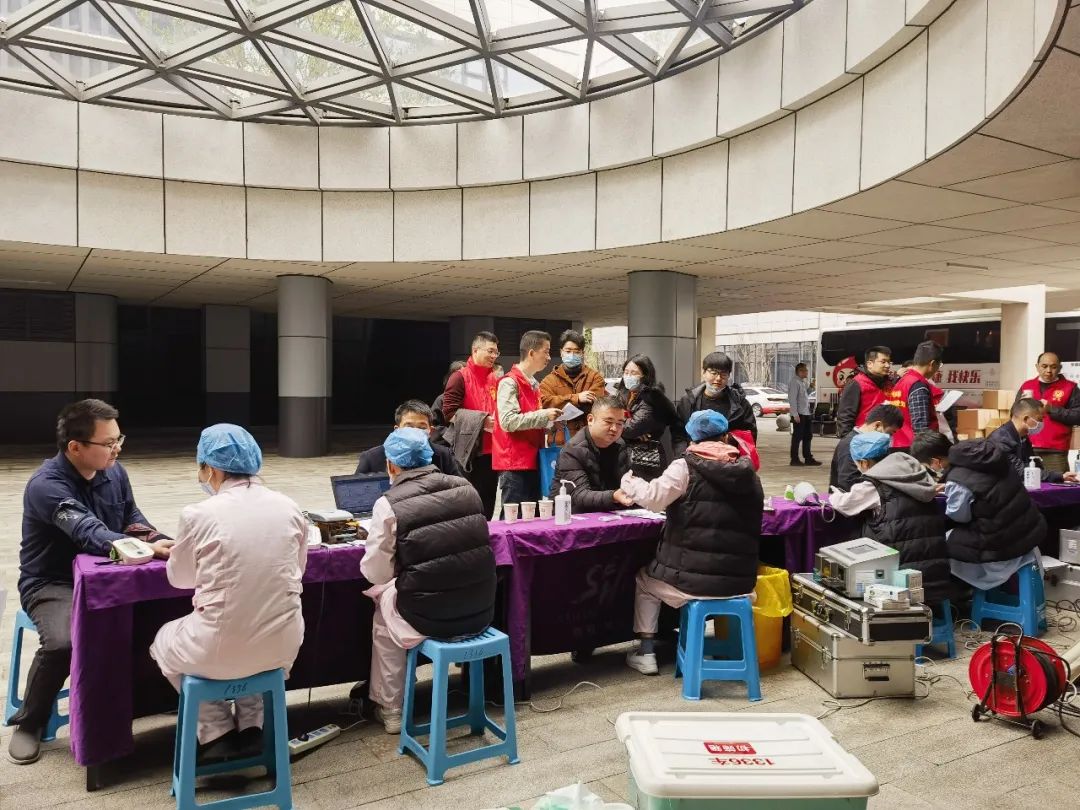 我為黨旗添光彩 無償獻血顯溫情