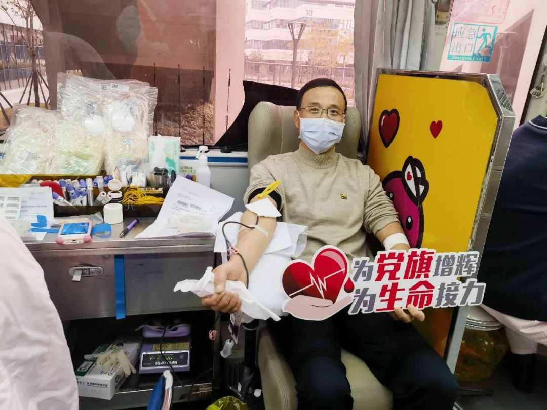 我為黨旗添光彩 無償獻血顯溫情