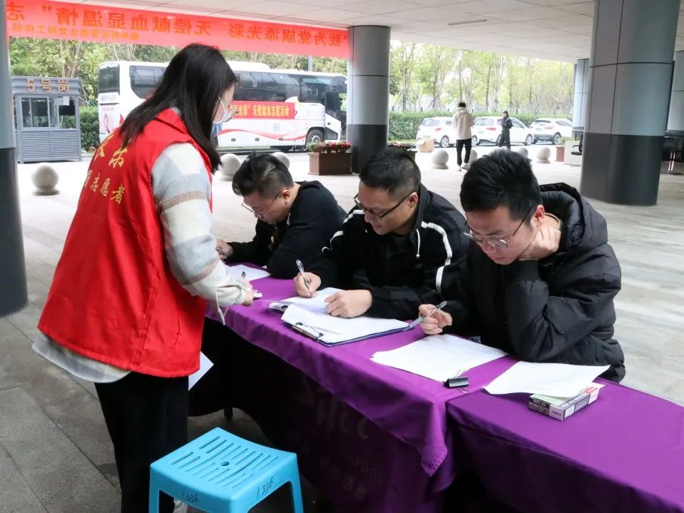 我為黨旗添光彩 無償獻血顯溫情