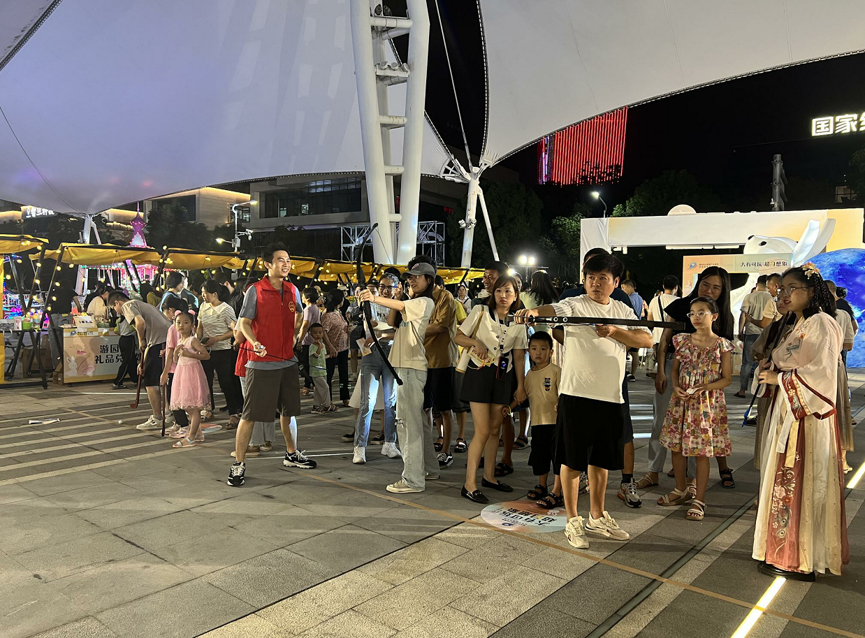 【網(wǎng)絡(luò)中國節(jié)·中秋】穿漢服、逛市集、玩游戲……解鎖長樂中秋游園新姿勢(shì)→