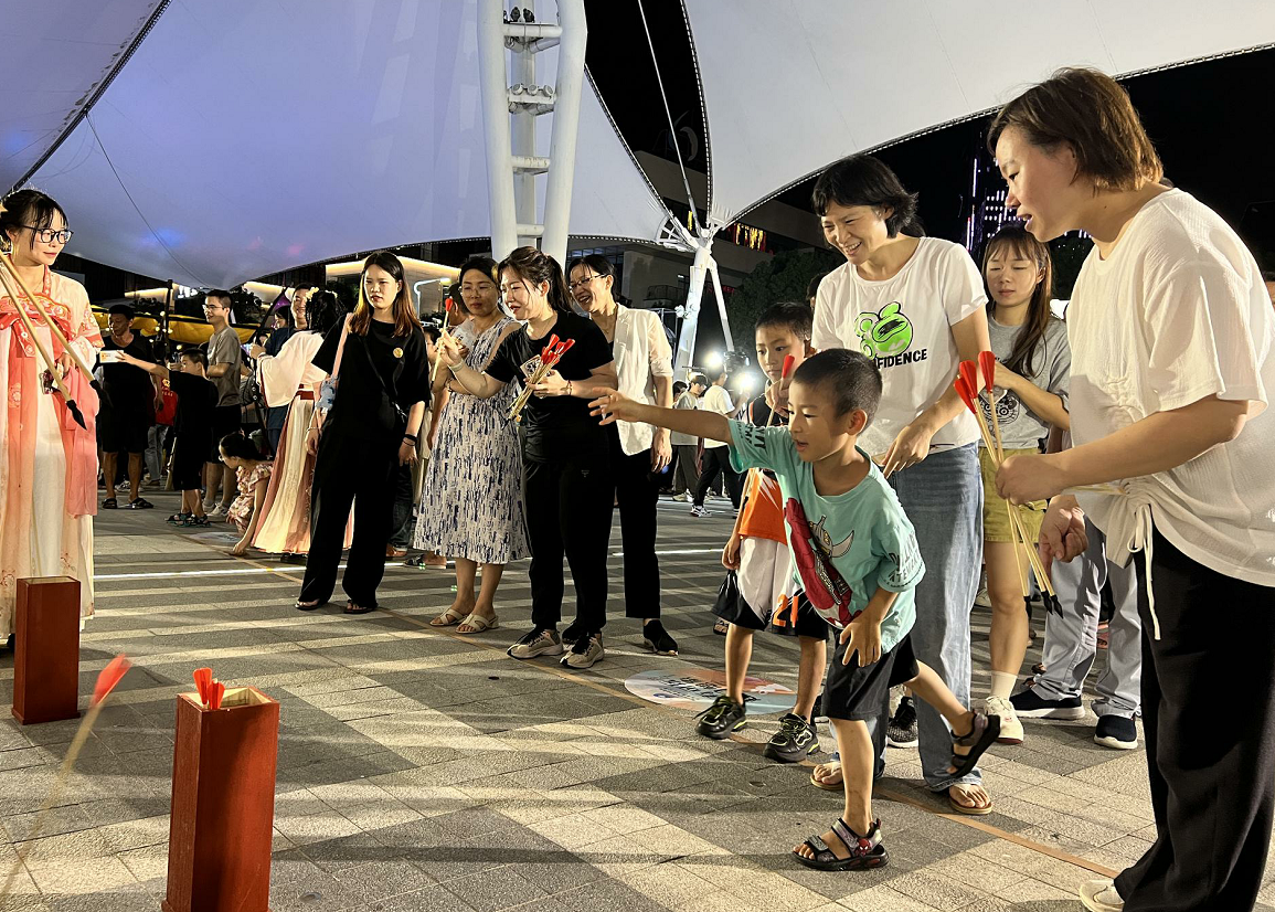 【網(wǎng)絡(luò)中國節(jié)·中秋】穿漢服、逛市集、玩游戲……解鎖長樂中秋游園新姿勢(shì)→