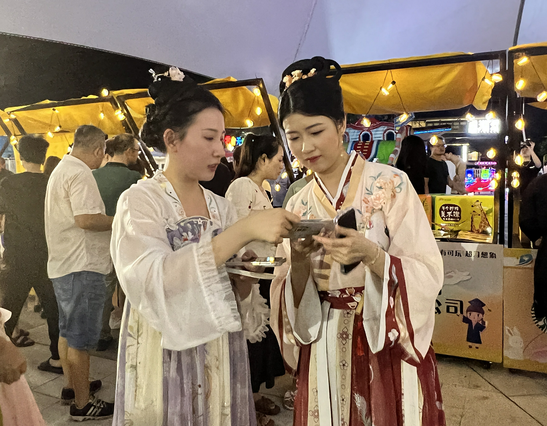 【網(wǎng)絡(luò)中國節(jié)·中秋】穿漢服、逛市集、玩游戲……解鎖長樂中秋游園新姿勢(shì)→