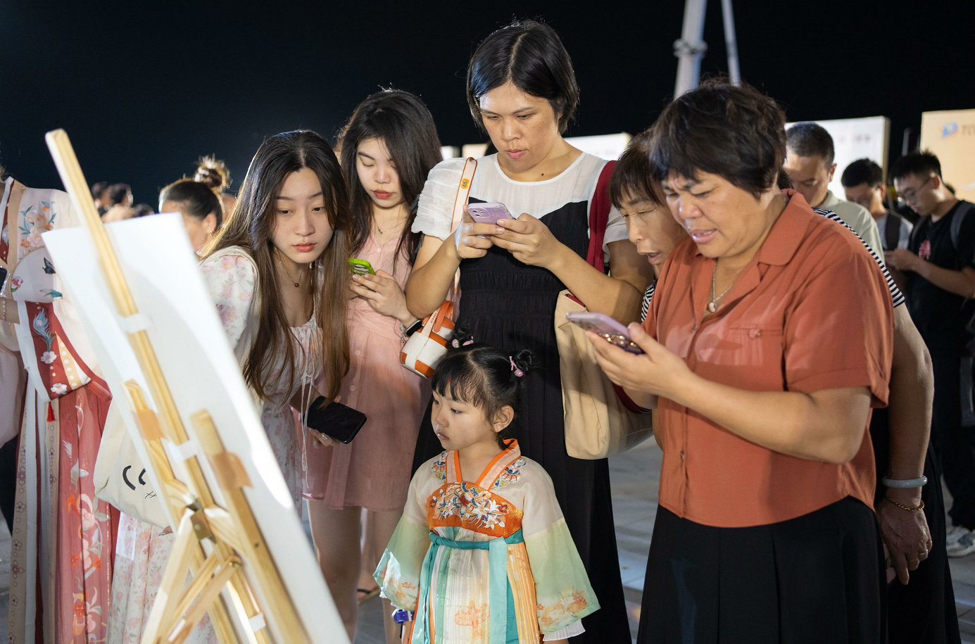 【網(wǎng)絡(luò)中國節(jié)·中秋】穿漢服、逛市集、玩游戲……解鎖長樂中秋游園新姿勢(shì)→