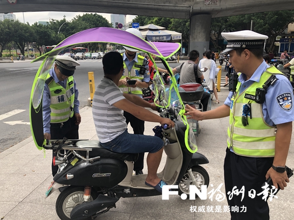 電動(dòng)車加裝遮陽(yáng)傘，拆除并罰款！