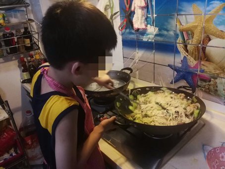 福州7歲男孩會(huì)做幾十道菜 兩年成果換來一張溫暖票據(jù)