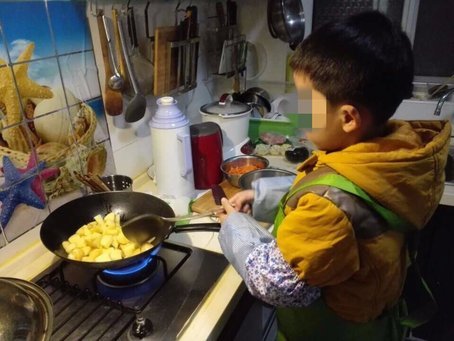福州7歲男孩會(huì)做幾十道菜 兩年成果換來一張溫暖票據(jù)