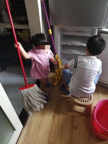 福州7歲男孩會(huì)做幾十道菜 兩年成果換來一張溫暖票據(jù)