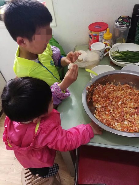 福州7歲男孩會(huì)做幾十道菜 兩年成果換來一張溫暖票據(jù)