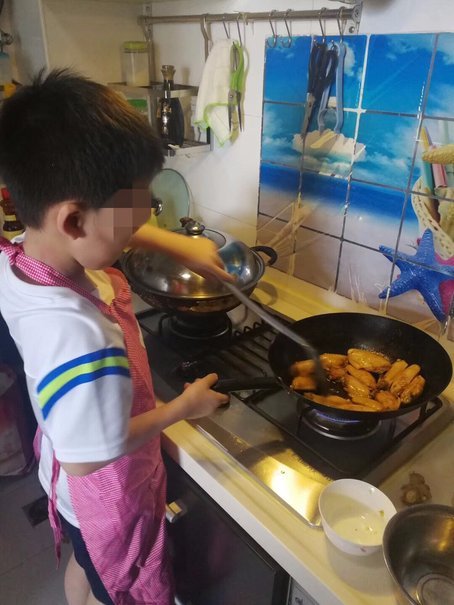 福州7歲男孩會(huì)做幾十道菜 兩年成果換來一張溫暖票據(jù)