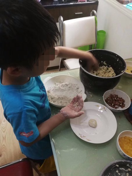 福州7歲男孩會(huì)做幾十道菜 兩年成果換來一張溫暖票據(jù)
