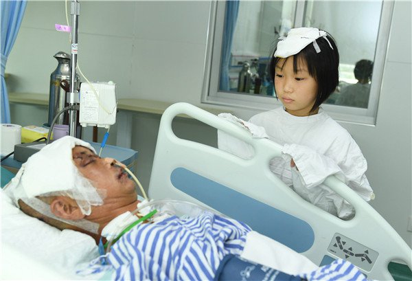 福州女孩爬鼓山摔下懸崖，路過大叔拉一把，結(jié)果……