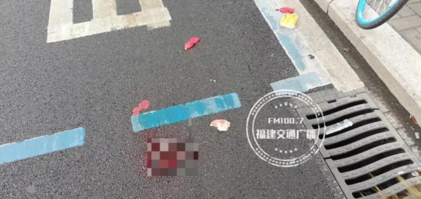 福州白馬路上一女子被人擄走？謠言！人家在救人