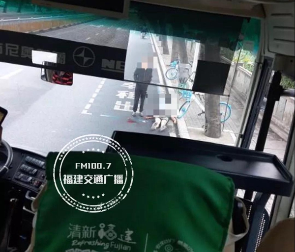 福州白馬路上一女子被人擄走？謠言！人家在救人