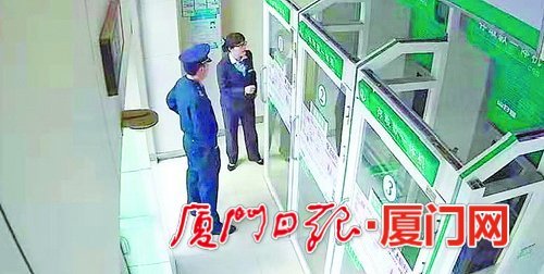 被騙子深度洗腦 女子ATM匯錢見保安報(bào)警竟奪路狂奔