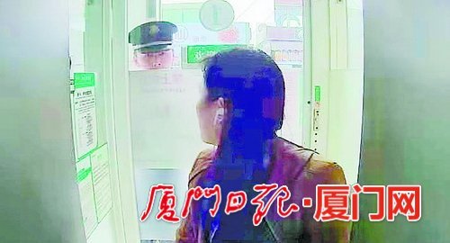 被騙子深度洗腦 女子ATM匯錢見保安報(bào)警竟奪路狂奔