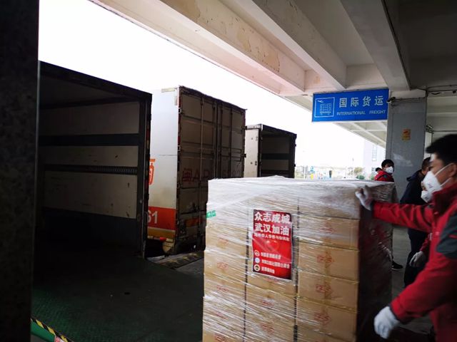 下一站武漢！100萬(wàn)只口罩“領(lǐng)證”后從福州機(jī)場(chǎng)火速出發(fā)