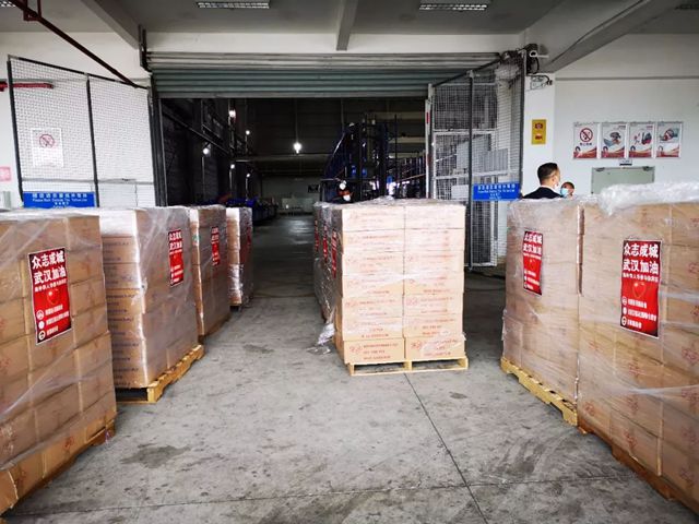 下一站武漢！100萬(wàn)只口罩“領(lǐng)證”后從福州機(jī)場(chǎng)火速出發(fā)