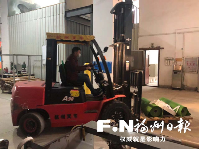 福州一企業(yè)“火線轉(zhuǎn)產(chǎn)”　日產(chǎn)原料可制5000套防護服