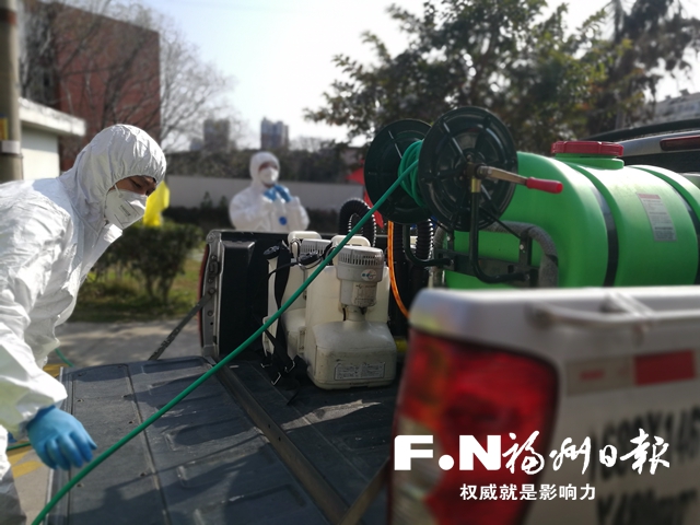 默默堅守的消毒員：24小時待命，負(fù)重20公斤工作到凌晨