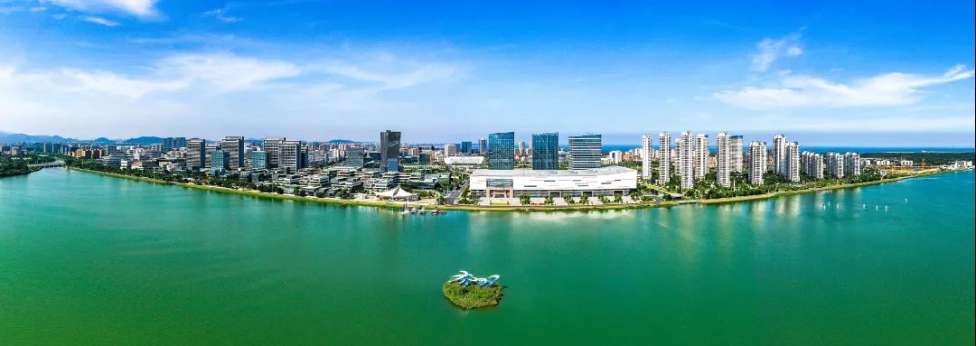 與海風(fēng)一起撲面而來(lái)的，是生機(jī)涌動(dòng)的蓬勃景象——福州新區(qū)振翅騰飛向未來(lái)