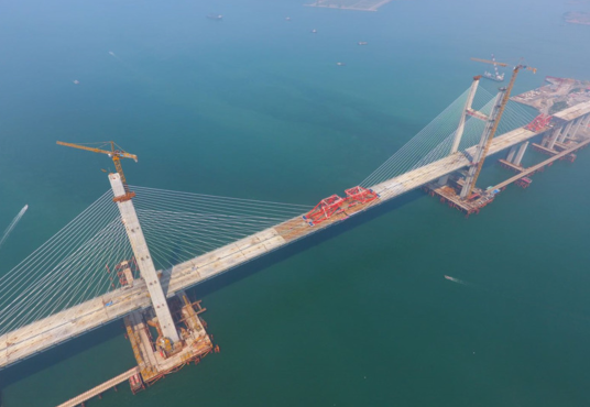 世界最大跨度跨海峽公鐵兩用斜拉航道橋合龍