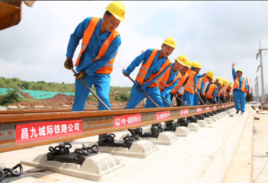 世界最大跨度跨海峽公鐵兩用斜拉航道橋合龍