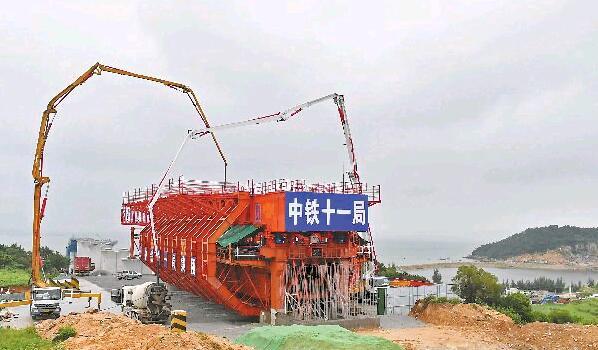 福廈高鐵最大跨度移動(dòng)模架現(xiàn)澆梁澆筑完成