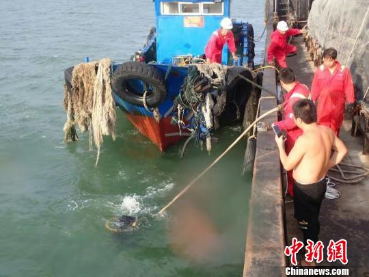 福建平潭海域一船觸礁 7名遇險(xiǎn)船員獲救