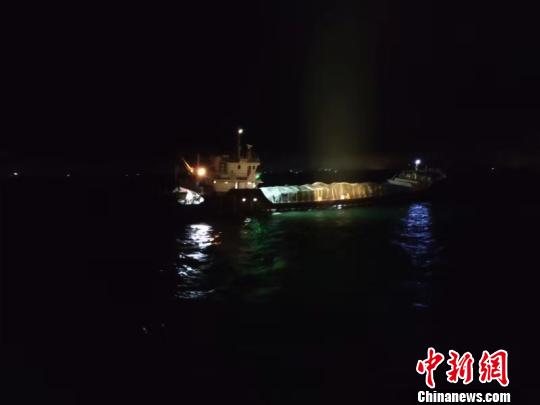 福建平潭海域一船觸礁 7名遇險(xiǎn)船員獲救