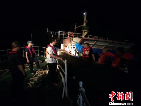 福建平潭海域一船觸礁 7名遇險(xiǎn)船員獲救