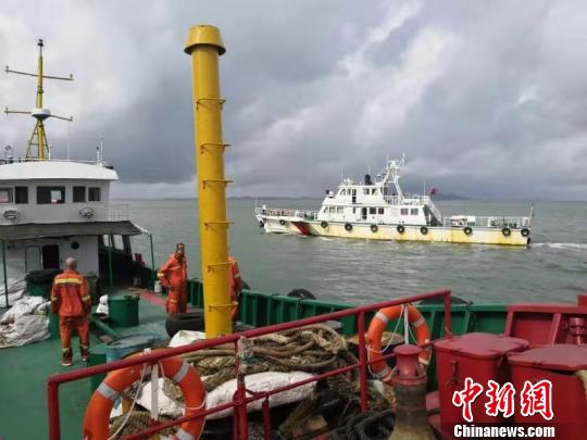 福建平潭海域一船觸礁 7名遇險(xiǎn)船員獲救