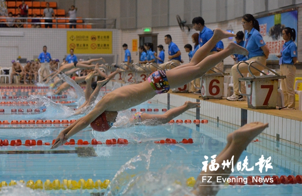 福州市中小學(xué)生游泳聯(lián)賽首日 賽會多項紀(jì)錄頻頻被打破