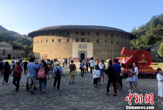 國慶假期　福建土樓旅游凸顯愛國教育元素
