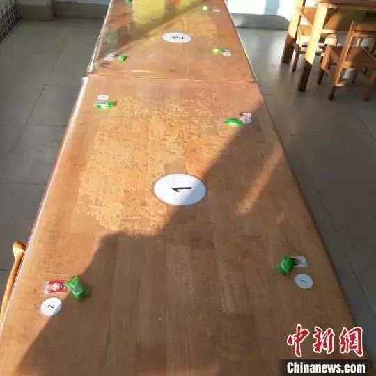 暖！武警戰(zhàn)士借宿幼兒園后，給小朋友留了糖果和一封信