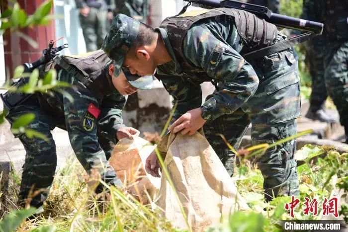 暖！武警戰(zhàn)士借宿幼兒園后，給小朋友留了糖果和一封信