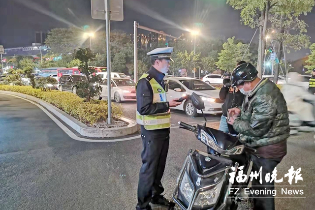 福州交警持續(xù)整治電動車違法行為 多名騎手受罰
