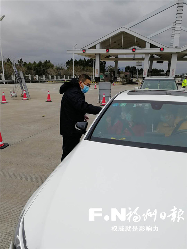 長(zhǎng)樂法院干警連續(xù)奮戰(zhàn)在疫情防控第一線 路口村口排查忙
