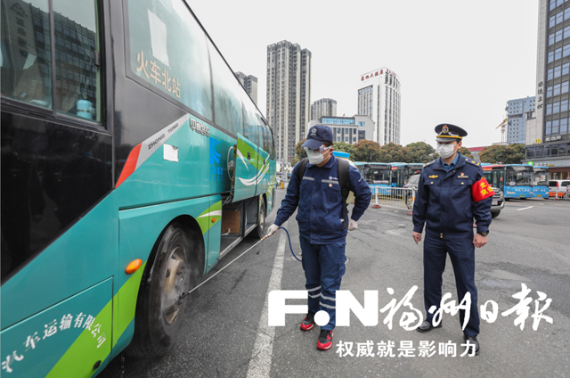 專業(yè)人員學(xué)雷鋒 福州多部門義務(wù)消殺交通樞紐