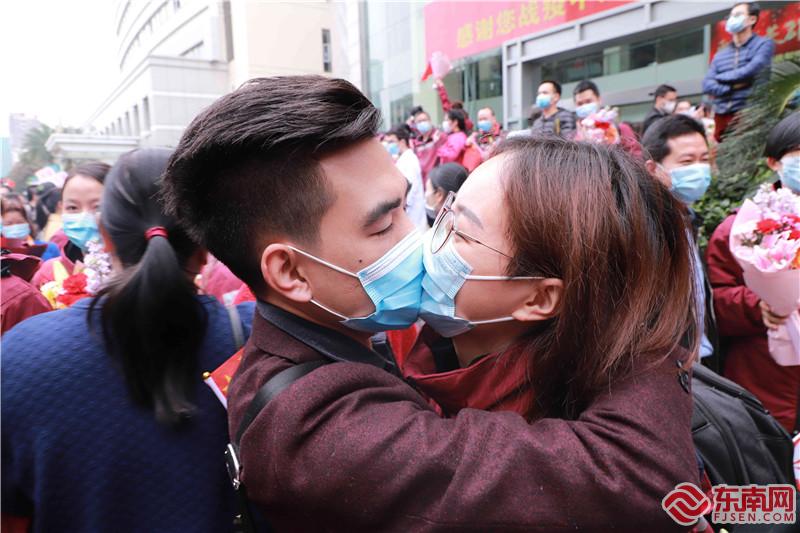 歡迎回家！ 194名對口支援宜昌醫(yī)療隊員結束集體休整與親人團聚