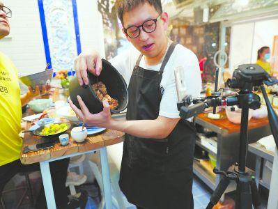 “逼”出來的美食直播