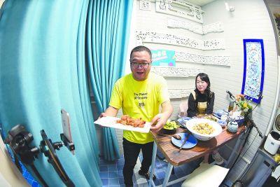 “逼”出來的美食直播