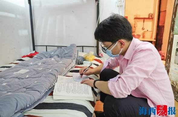太勵(lì)志了！福建這位90后保安備戰(zhàn)考研 喜過國家分?jǐn)?shù)線