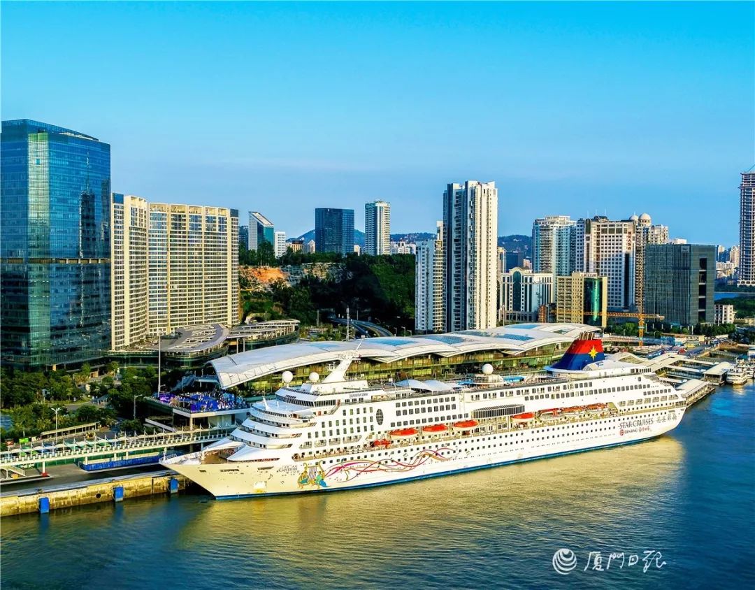 刷新紀(jì)錄！世界“船王”首航開進(jìn)廈門港！水門禮迎接