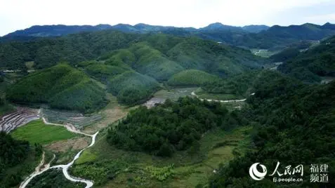 人民網(wǎng)頭條刊發(fā)報(bào)道《寫在福建兩會閉幕：目標(biāo)“全面建設(shè)創(chuàng)新型省份” 八閩兒女奮勇拼搏造“福”地》 