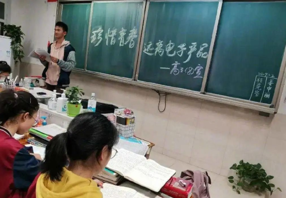 學(xué)生帶手機(jī)入課堂可能違法？福建擬立法規(guī)范